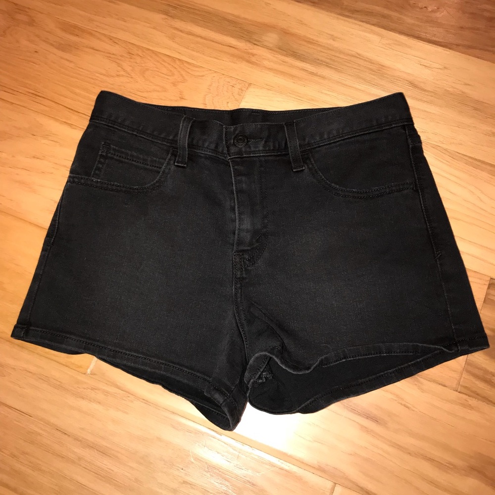Black Levi’s shorts